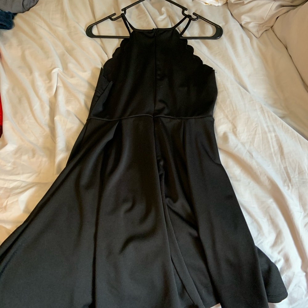 Black sleeveless dress, scalloped